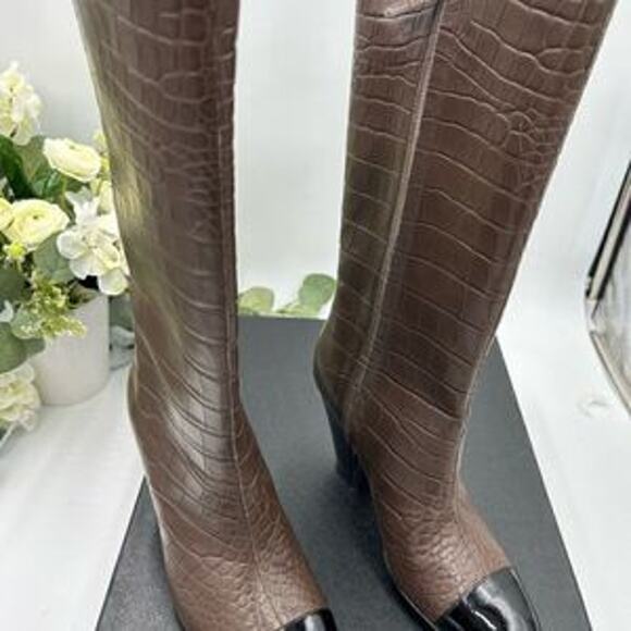 Women’s Chanel icon plain toe block, heel boot size 38.5 made in Italy - Picture 4 of 12